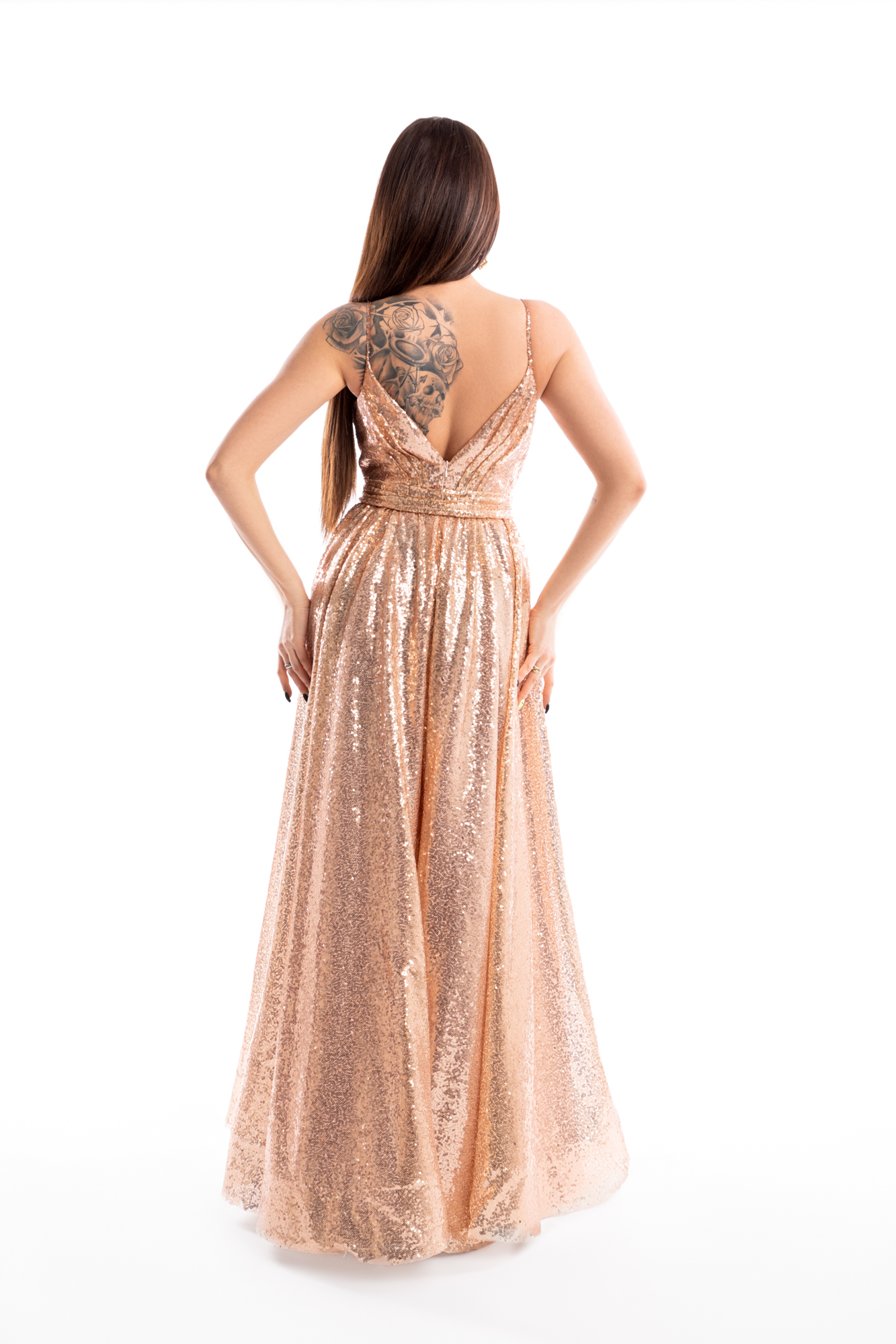 Długa suknia okazjonalna z cekinowej tkaniny, na cienkich ramiączkach – ADELAJDA - Suknie wieczorowe