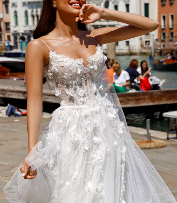 Tiulowa suknia ślubna z ozdobnymi aplikacjami MOLLY-Oksana Mukha