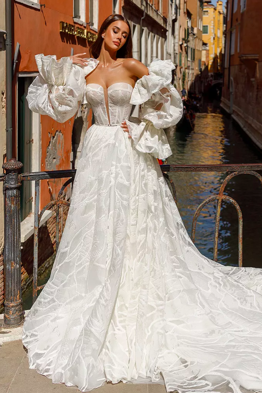 Gorsetowa suknia ślubna z ornamentem i ozdobnymi rękawami SOLARA-Oksana Mukha