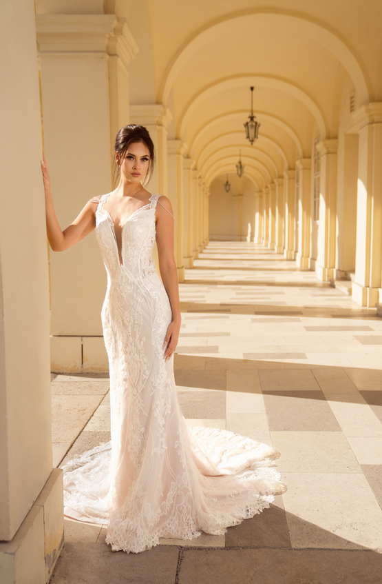 Koronkowa suknia ślubna z elementami biżuteryjnymi 0223-Maxima
